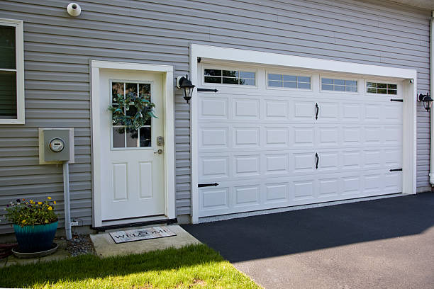 24/7 Emergency Garage Door Panel Replacement experts in Roosevelt Gardens, FL